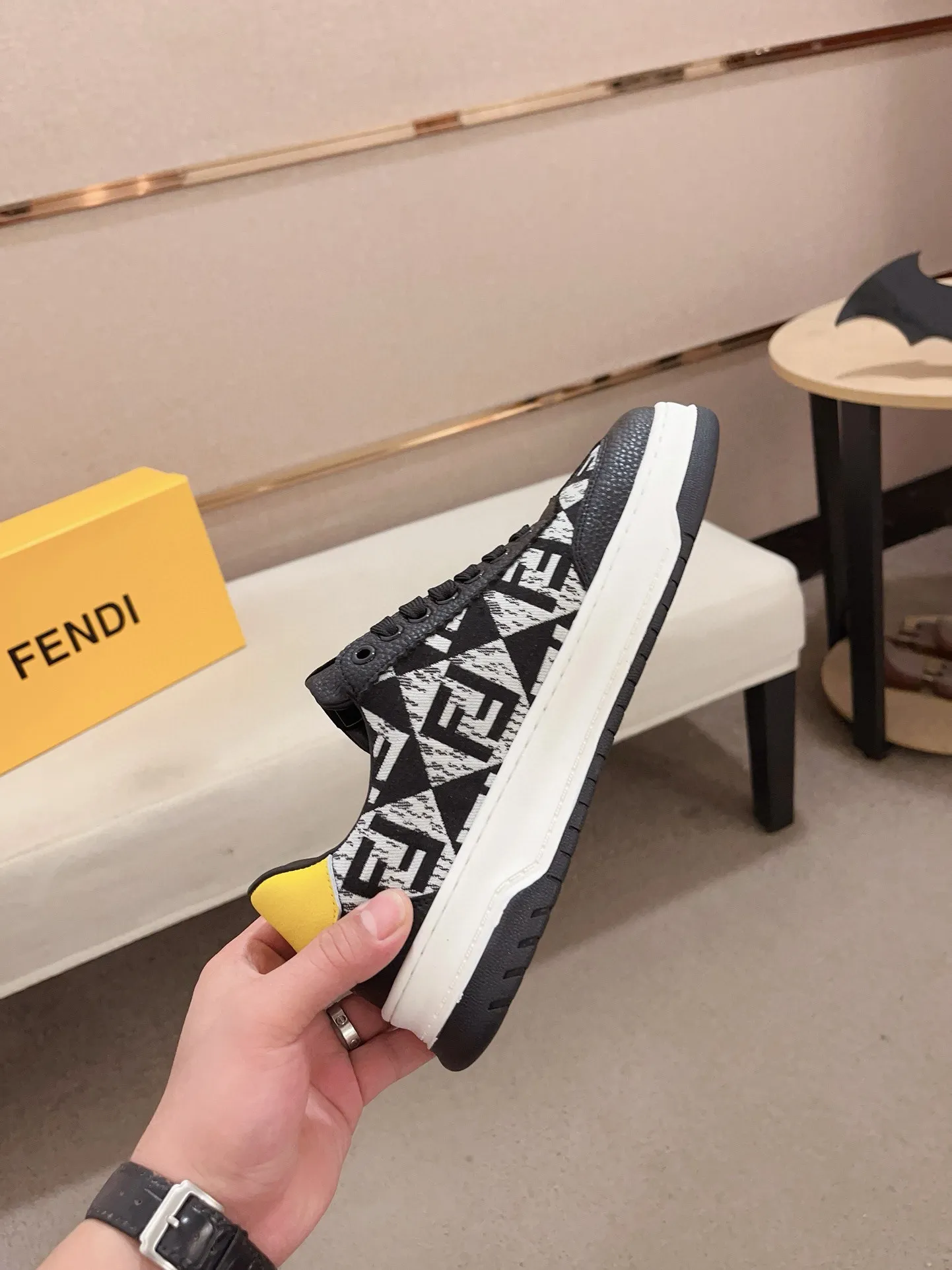 Men's shoes💰: 400💰[Fendi] Fendi's latest casual shoes for men! Available at counters simultaneously! A one-to-one replica of the original. All imported official website one-to-one cowhide fabric. The interior is made of top-grade sheepskin, and the original factory-supplied rubber outsole is used. Leading new fashion concepts. Matching code: 38-44. (can be customized for 45 non-refundable)